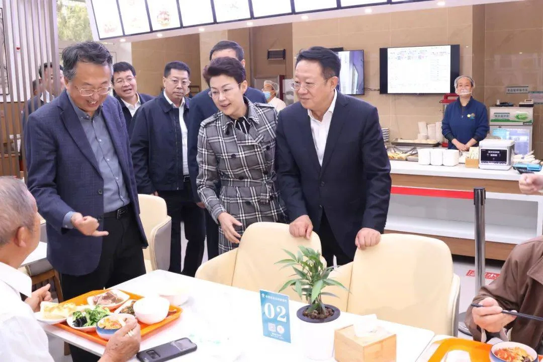 青岛养老服务工作获点赞！民政部副部长唐承沛来青调研时这样说… （山东老博会|山东养老展）