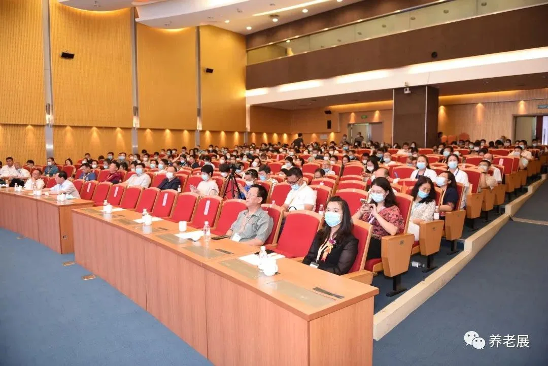 【中国养老行业白皮书】2021国际康养产业创新发展论坛暨第四届中国健康文化大会将于展会同期举办，现场将发布“中国养老行业白皮书”